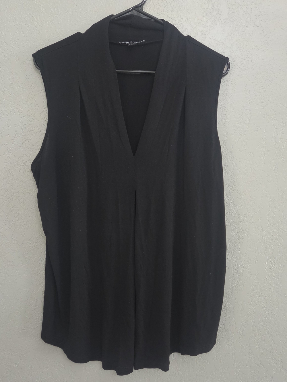 Cable & Gauge Sleeveless V-Neck Black Tunic Top